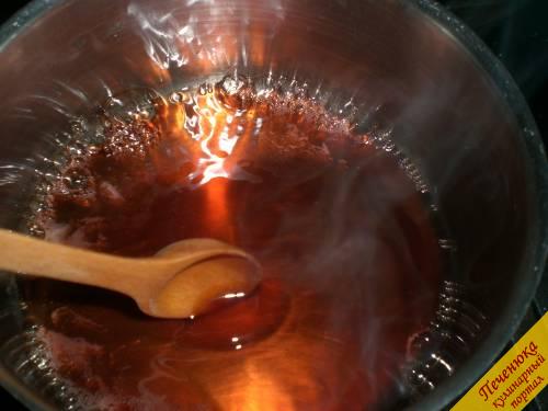 4) Перемешивать соус только деревянной ложкой. Как только все ингредиенты добавлены, соус необходимо довести до кипения и какое-то время дать едва покипеть. Жидкости должно стать вдвое меньше первоначального количества.