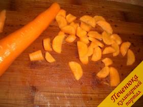 4) Морковка режется полукольцами около 2 мм толщиной.