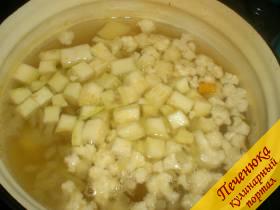 6) Когда все ингредиенты подготовлены, можно приступить к варке супа. В кипящую воду сначала кладется картофель, после лук и морковь. Капуста и кабачок – в самом конце. Солить супчик также следует уже на последнем этапе готовки.