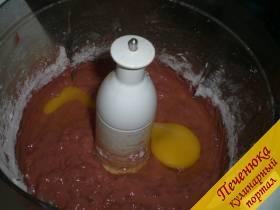 4) Добавить яйца. Если для замешивания теста для торта печеночного вы используете комбайн, то предварительно яйца взбивать не стоит.