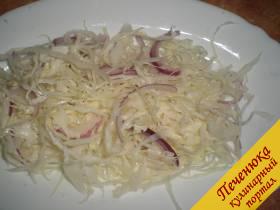 4) На тарелку или в салатник выложить слой из капусты и лука.