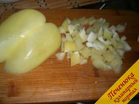 3) Сладкий перец помыть, вырезать сердцевину с зернышками и порезать также кубиками. Я предпочитаю, чтобы перец также в этом салате был порезан крупно.