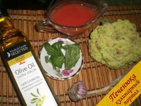 Оливковое масло (2 столовые ложки), чеснок (3 зубка), базилик (несколько веточек), томатный соус домашнего приготовления (1 стакан), брокколи (1 велок), петрушка (для украшения)