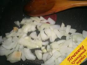 5) Порезать мелко репчатый лук, слегка поджарить его на сковороде, а после – добавить в суп из маслят. 