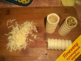 4) Вафельные трубочки наполнить подготовленной из грибов, фарша и сыра массой. Утрамбовать при помощи маленькой ложки.