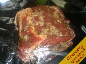 4) Разогреть духовку до 220 градусов. Мясо переложить на фольгу, запечатать, чтобы внутрь не попадал воздух. Отправить в духовку запекаться на 40 минут. 