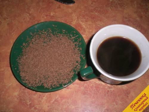 4) Кофе разлить по чашкам. На мелкой терке потереть черный горький шоколад. Всыпать его в чашку, накрыть чем-нибудь и оставить на 1-2 минуты. Вот и готово. Можно наслаждаться приятным кофе с шоколадом. 
