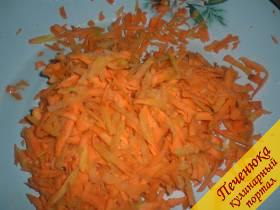 1) Сначала займемся подготовкой моркови. Необходимо ее почистить и потереть на терке (обычной или для корейских салатов). 