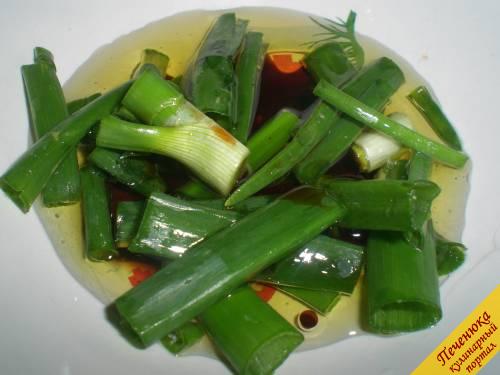 9) Теперь займемся соусом-заливкой. Зеленый лук, растительное масло и соевый соус необходимо взбить блендером до однородности.