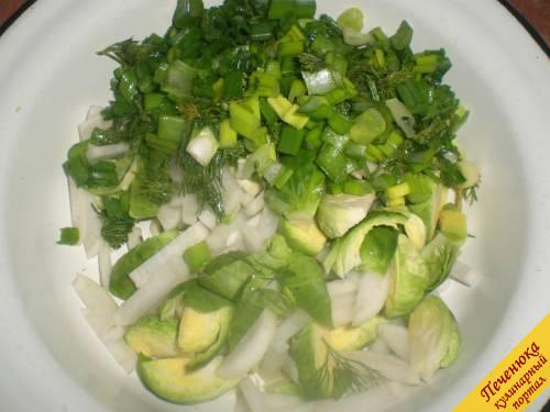 3) Соединить капусту, дайкон в одной посуде. Добавить мелко порезанный зеленый лук и укроп. Перемешать.
