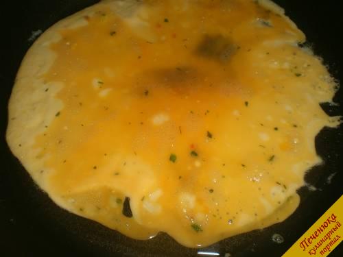 5) Теперь приготовим конверт. Яйцо взбить, добавить немного соли. На сковороду, слегка смазанную растительным маслом, вылить массу и под крышкой поджарить яичный блин.