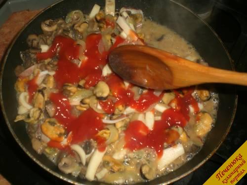 4) Как только кальмары очутились на сковороде, добавляем еще один, последний ингредиент. Это томатный соус. Я использую домашний соус, приготовленный из томатного сока. 