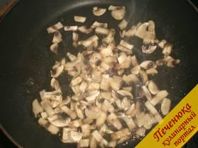 1) Шампиньоны помыть и просушить салфеткой. Порезать соломкой. На сковороду влить немного растительного масла, разогреть его хорошенько и выложить на жаровню грибы. На большом огне поджарить грибы, помешивая, в течение пары минут. 