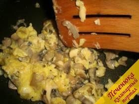 5) Снова перемешиваем. Сыр должен не столько расплавиться, сколько поджариться на жаровне и объединиться с яйцом и грибами. 