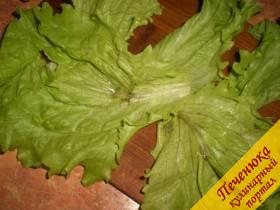6) На разделочной доске разложить помытые и просушенные салатные листья.