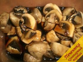 2) Сваренные грибы порезать кусочками покрупнее. Залить соевым соусом и оставить на 10-15 минут.