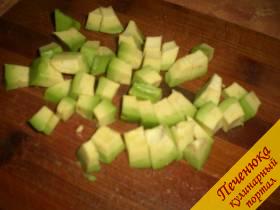 4) Авокадо, также очищенный от кожуры, нарезаем кубиками, только покрупнее.