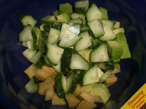 5) Смешать в одной посуде авокадо, фейхоа и добавить к ним порезанный свежий огурчик.