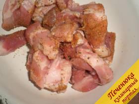 2) Посыпать мясо специями для свиной буженины, сбрызнуть сухим вином и оставить мариноваться на 40 минут в холодильнике. 