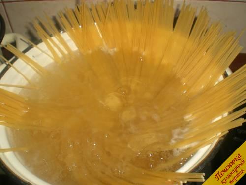 7) В подсоленной воде отварить спагетти. Далее есть два варианта приготовления. Первый: отварить спагетти до полуготовности и после отправить на сковороду с мясом и брюссельской капустой. Тушить блюдо, перемешав, до готовности макаронных изделий. Мне по вкусу второй вариант: готовые спагетти я выкладываю на тарелку, поливая растопленным сливочным маслом, а сверху выкладываю мясо с капустой. Готовое и сервированное блюдо подаем к столу.