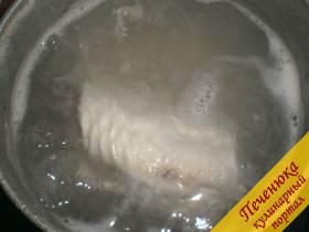 2) В железной кастрюльке накипятить воду. Добавить в нее соль и после опустить в кипяток рыбу. Варить до готовности. После вынуть из воды и остудить. Минтай должен быть теплым, но не горячим.
