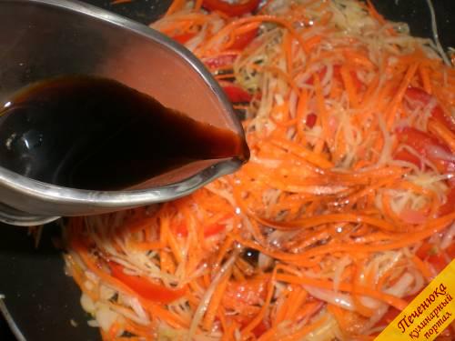 5) Конечный этап – полить овощи соевым соусом. Перемешать и еще готовить 1 минуту. После сковороду снять с плиты. Японский салат по принципу стир-фрай сервировать и тотчас подать к столу. 