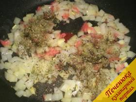 3) Приготовить соус. На оливковом масле обжарить до прозрачности репчатый лук (порезанный мелко) и имбирь, порезанный очень мелко. К жарению добавить итальянские травы, специи для рыбы, измельченный сушеный базилик. Когда лук станет прозрачным, огонь выключить. Переложить массу со сковороды в отдельную посуду, немного остудить и полить соевым соусом. Перемешать. 