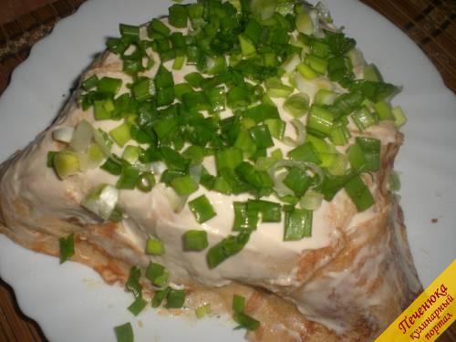 7) Сверху торт-салат с блинами посыпать измельченной зеленью, уложить несколько маринованных грибов. 