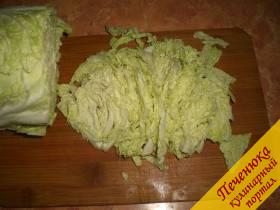 4) Порезать пекинскую капусту. Измельчить молодой зеленый лук.