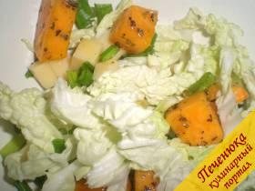 6) Смешать тыкву, лук, капусту и сыр в одной посуде. Перемешать. Разложить салат по порционным тарелкам. 