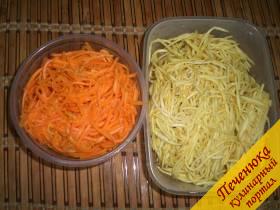 2) Параллельно готовится начинка. Морковь и пастернак трется длинными полосками при помощи терки для корейских салатов. После посыпаются сахаром, солью и заливаются уксусом. Перемешать и оставить на полчаса в холодильнике.  