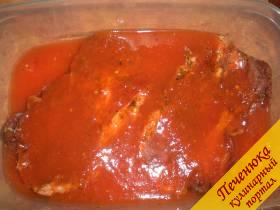 3) Достать мясо и залить его так, чтобы покрыло, охлажденным томатным соком. Мясо должно полностью покрыться томатом. Отправить в холодильник на 2 часа постоять в плотно закрытой емкости.