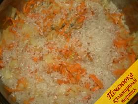 3) Далее – очередь добавления риса. Понадобится длиннозерный. Перед выкладыванием на жаровню рис обязательно нужно промыть под струей холодной воды. Распределить рис по поверхности и оставить на 30 секунд пропитаться ароматом овощей.