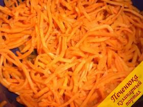 3) Морковь нашинковать брусками и замариновать в сахаре, соли и уксусе. Можно добавить специи для корейских салатов. Но это на любителя острой начинки.