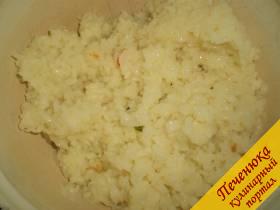 4) Сварить рис. Рецептов приготовления риса для роллов – предостаточно. Мне нравится вариант, когда рис предварительно запаривают несколько раз в кипятке, а после – отваривают без добавления соли в небольшом количестве воды. Готовый рис после варки должен немного остыть. Не спешите убирать кастрюлю с плиты. 
