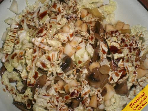 5) Все ингредиенты салата: капусту, грибы с луком и чесноком, яблоко и рыбу щедро сбрызнуть соевым соусом и перемешать. Подавать к столу сразу после добавления соевого соуса