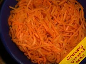 3) Подготовим морковку для начинки. При помощи терки для корейских салатов потереть морковь длинными веревочками. Засыпать сахаром, солью и слегка полить уксусом. Оставить мариноваться на 1 час в теплом месте. После как минимум минут 20-ть морковка должна постоять в холодильнике.