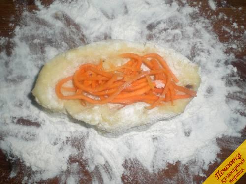 4) При помощи теста и муки вылепить лодочки для зразов. В середину положить начинку из моркови. Залепить. 