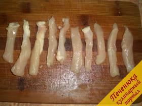1) Порезать куриное филе длинными полосками. Посыпать солью. 