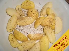 3) Очистить картофель, порезать дольками и посыпать солью, смесью перцев. 