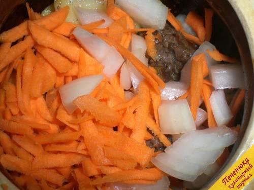 5) Потереть на крупной терке морковь, мелко порезать репчатый лук. Выложить эти овощи поверх мяса. Залить любым подсоленным мясным бульоном, чтобы горшочек заполнился на 1/3 емкости. 