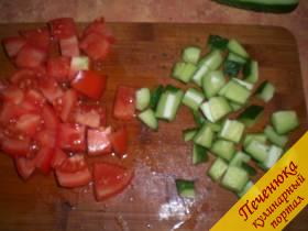2) Кубиками средней величины порезать помидор и огурец. Важно, чтобы помидор не потек. 