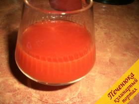 3) В бокал налить охлажденный томатный сок. 