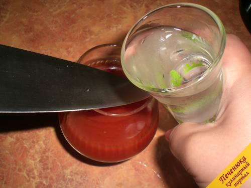 4) Далее понадобится нож. Необходимо нож поставить в бокал под наклоном. Далее наливаем водку так, чтобы она плавно опускалась на томатный сок по острию ножа. 