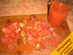 8) Порезать мелкими кубиками свежие помидоры. Подготовить отдельно для добавления томатный сок. 