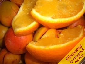 2) Помыть и просушить апельсины. Не обрезая шкурку, порезать каждый на несколько долек.