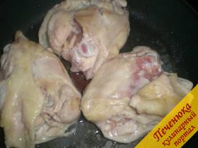 1) Куриные бедра помыть и обсушить бумажной салфеткой. Натереть солью. Выложить курицу на сухую разогретую сковороду и, накрыв крышкой, слегка обжарить с обеих сторон.