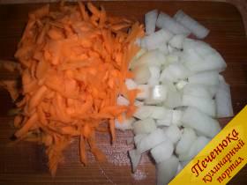 3) Подготовить репчатый лук и морковку. Необходимо лук порезать кубиками, морковь потереть на крупной терке. 
