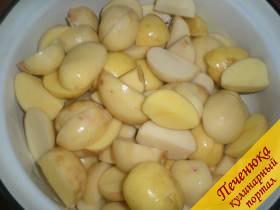 5) Картофель очистить и порезать дольками. Вкусно получится, если использовать молодую картошку.