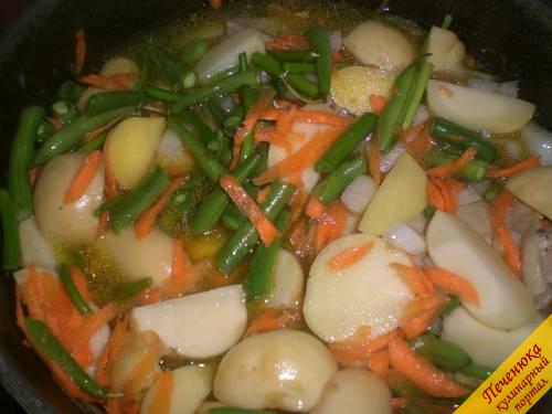 8) В конце добавляем специи по вкусу. Блюдо перемешать. Как только картошка потушится, можно считать блюдо готовым. 